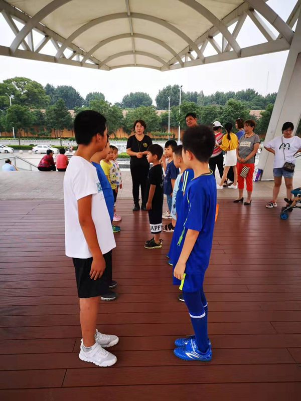 脸涂迷彩，全副武装，这群人在公园里做什么？
