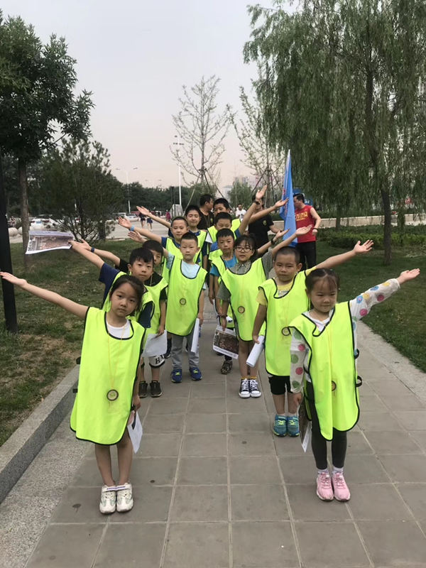 脸涂迷彩，全副武装，这群人在公园里做什么？