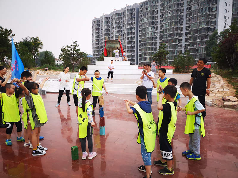 脸涂迷彩，全副武装，这群人在公园里做什么？