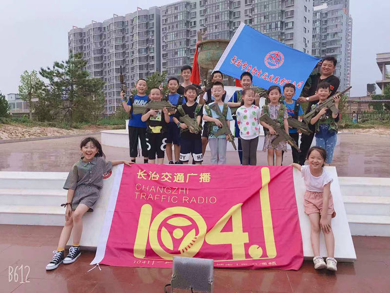 脸涂迷彩，全副武装，这群人在公园里做什么？